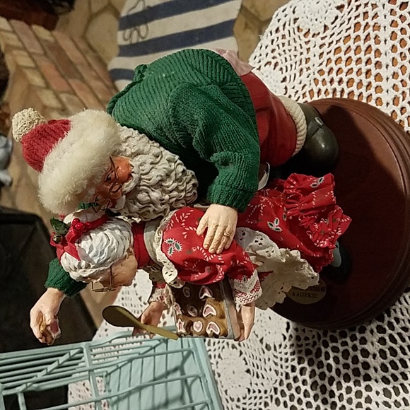 KSA FABRICHE COLLECTIBLE-"SANTA STEALS A KISS & COOKIE" - Picture 3 of 9